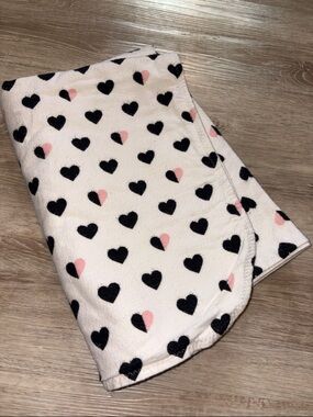 💥2/$33💥 Pink and Black Heart Print Plush Baby Blanket